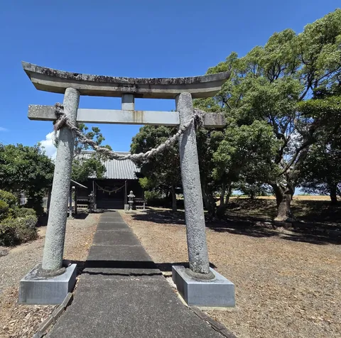 鳥居から望む水神社の社殿。