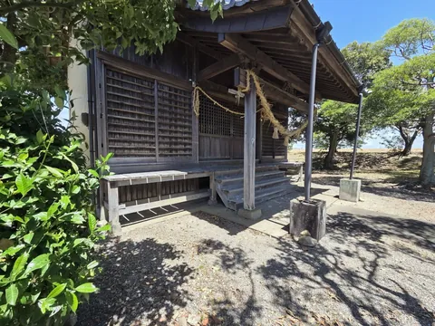 斜め前から見た水神社の社殿。