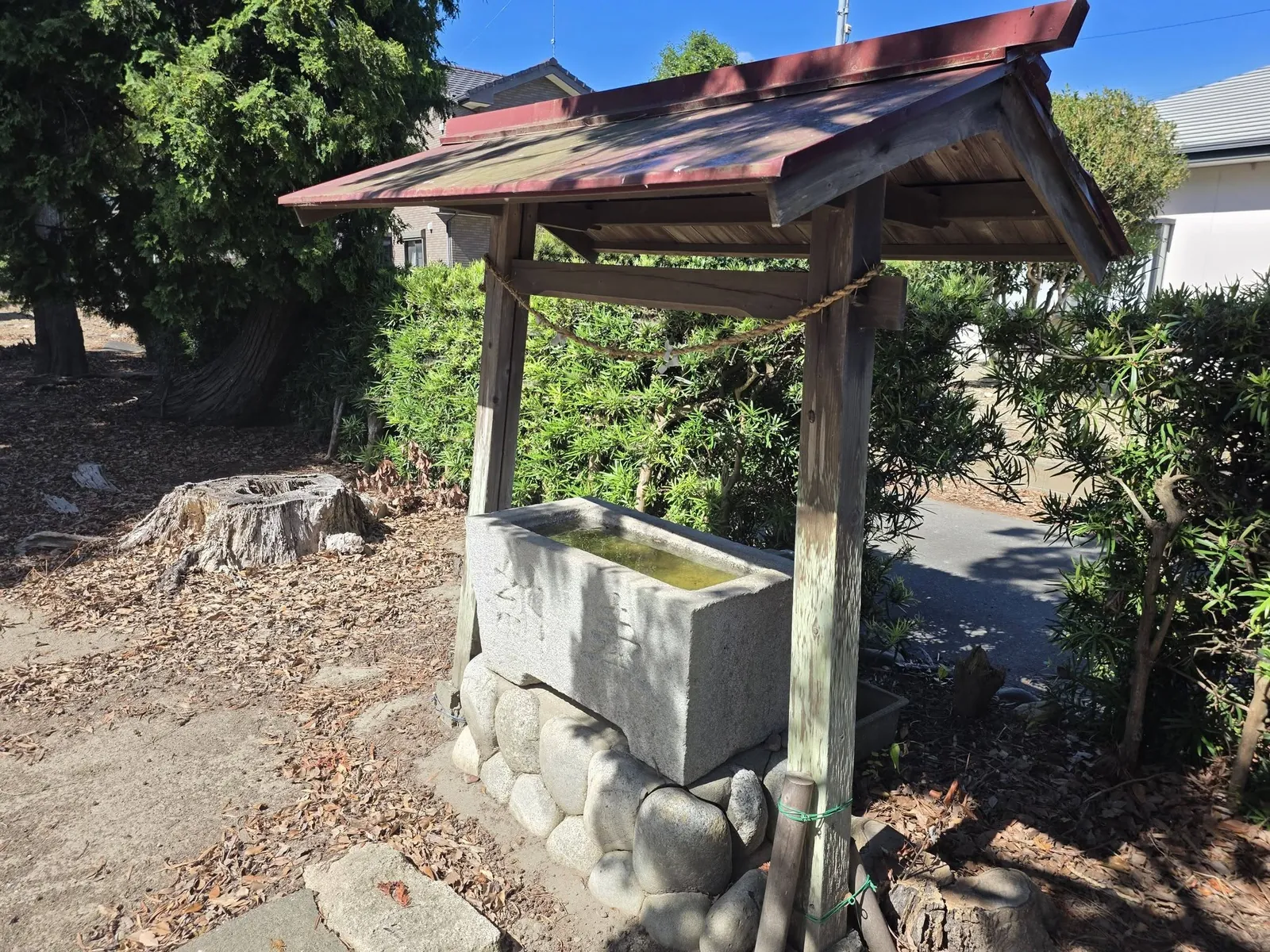屋根と注連縄を備えた手水舎と手水鉢。