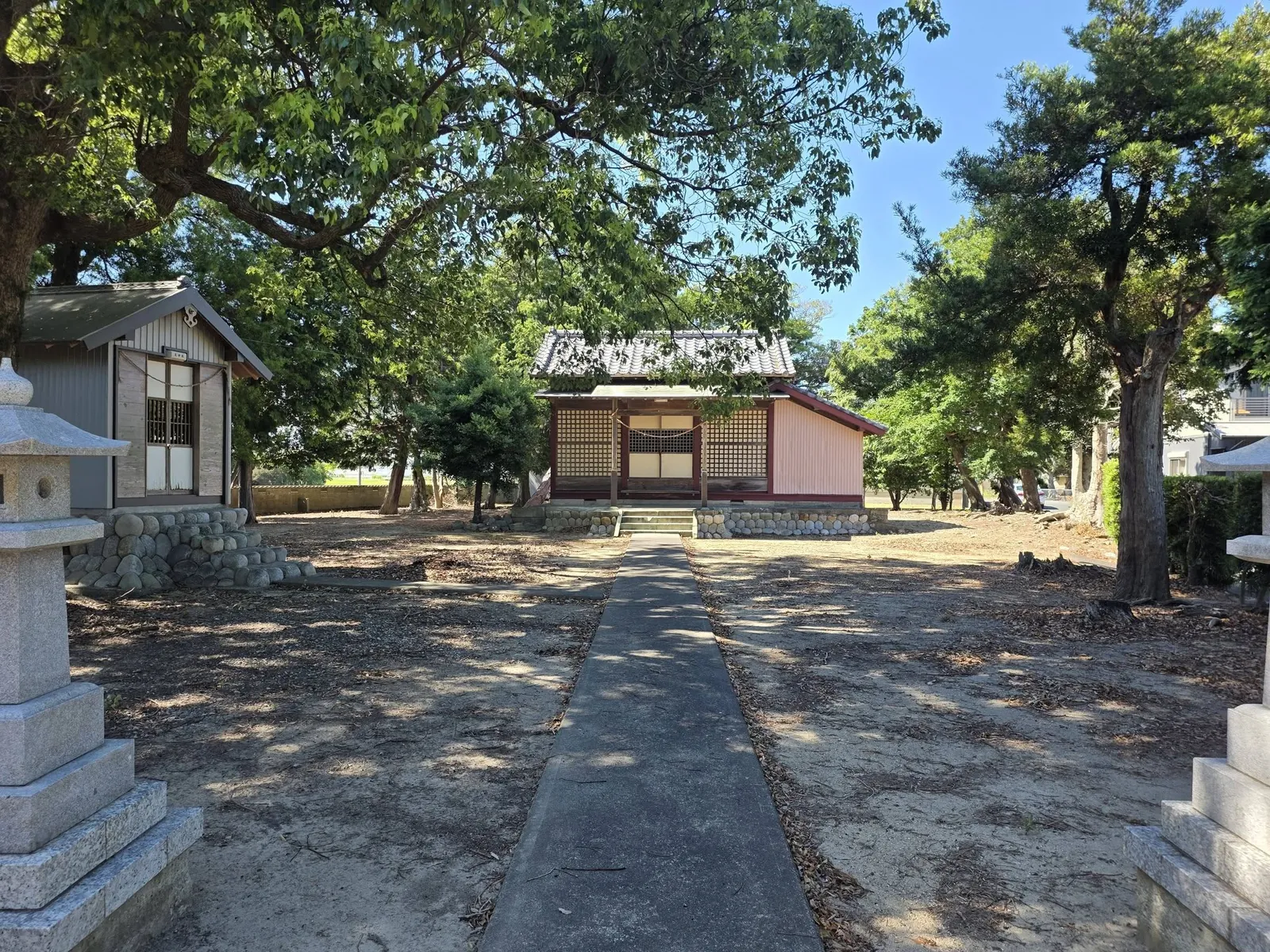 石灯籠の間を通る参道の先に水神社の社殿を望む。