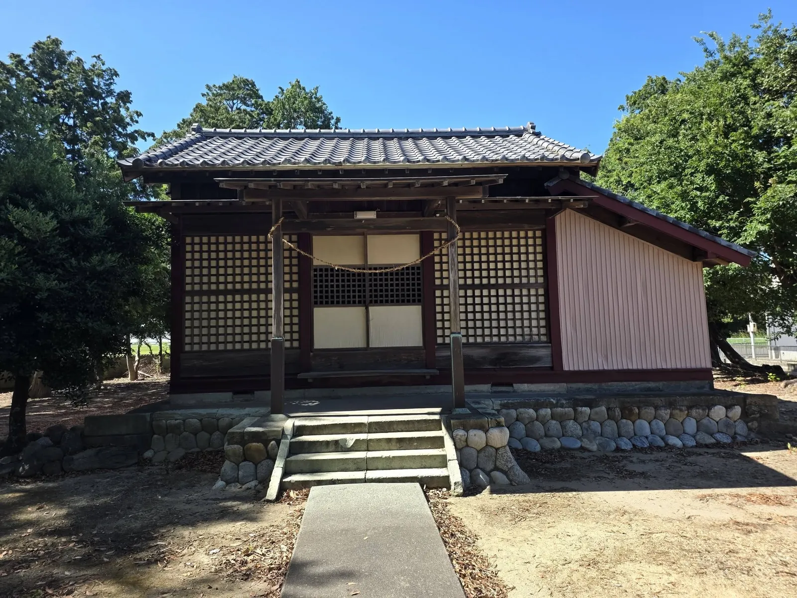 注連縄を掛けた水神社の社殿正面。