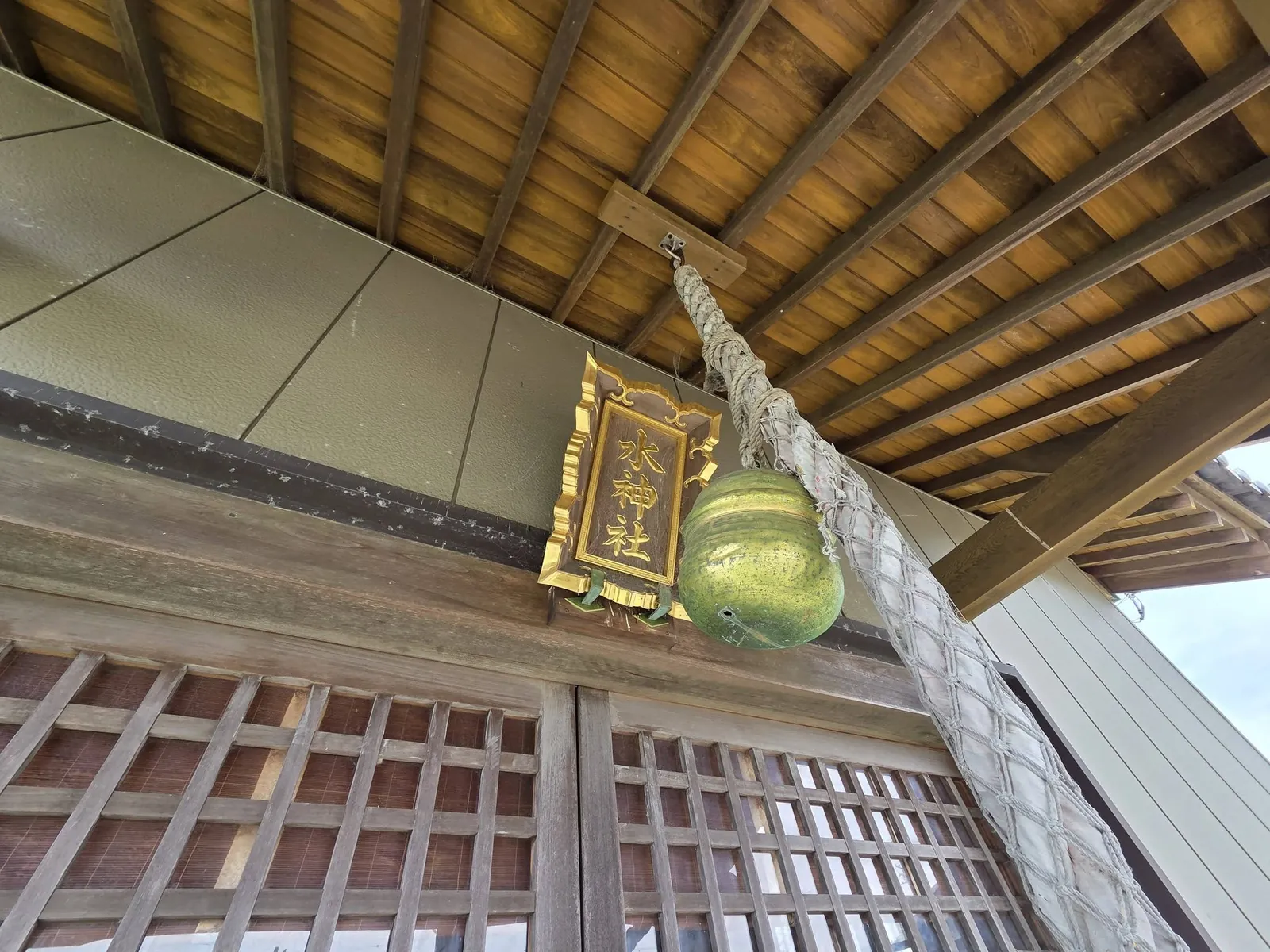 社殿正面の扁額「水神社」と注連縄。