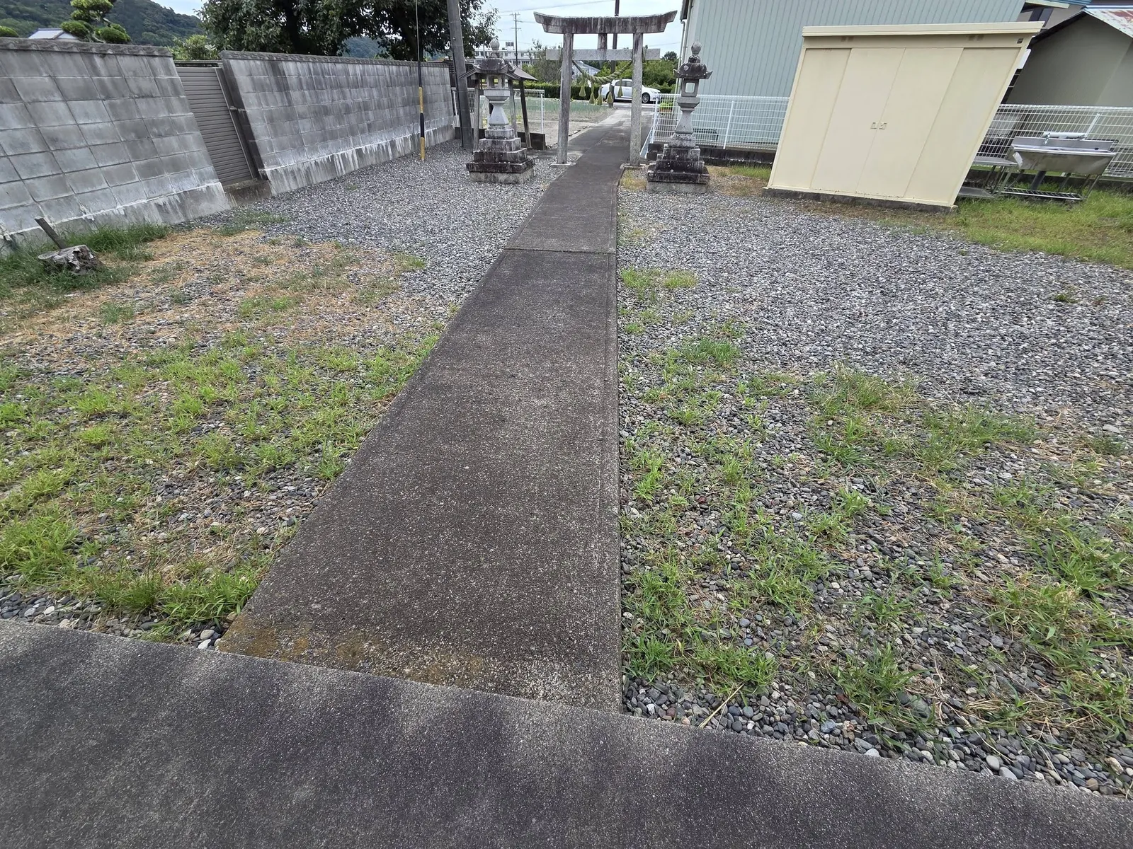 鳥居から社殿へ続く境内の参道。