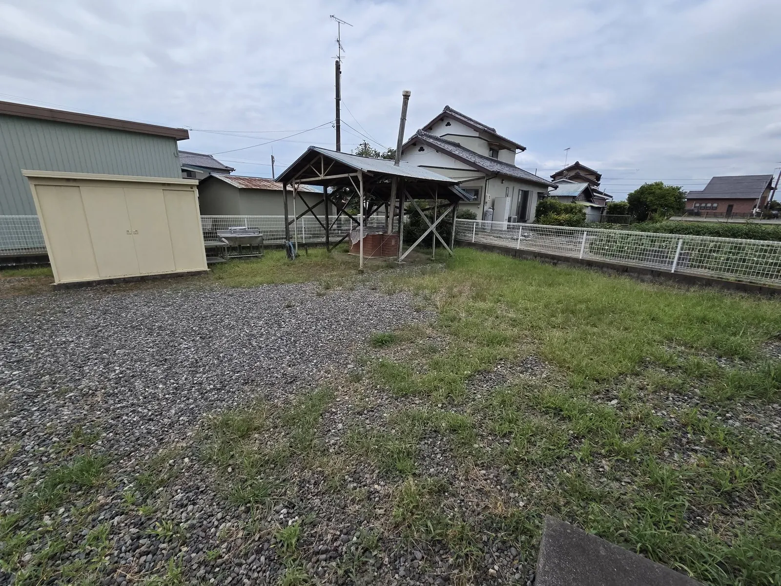 田園の中にある水神社の境内全景。
