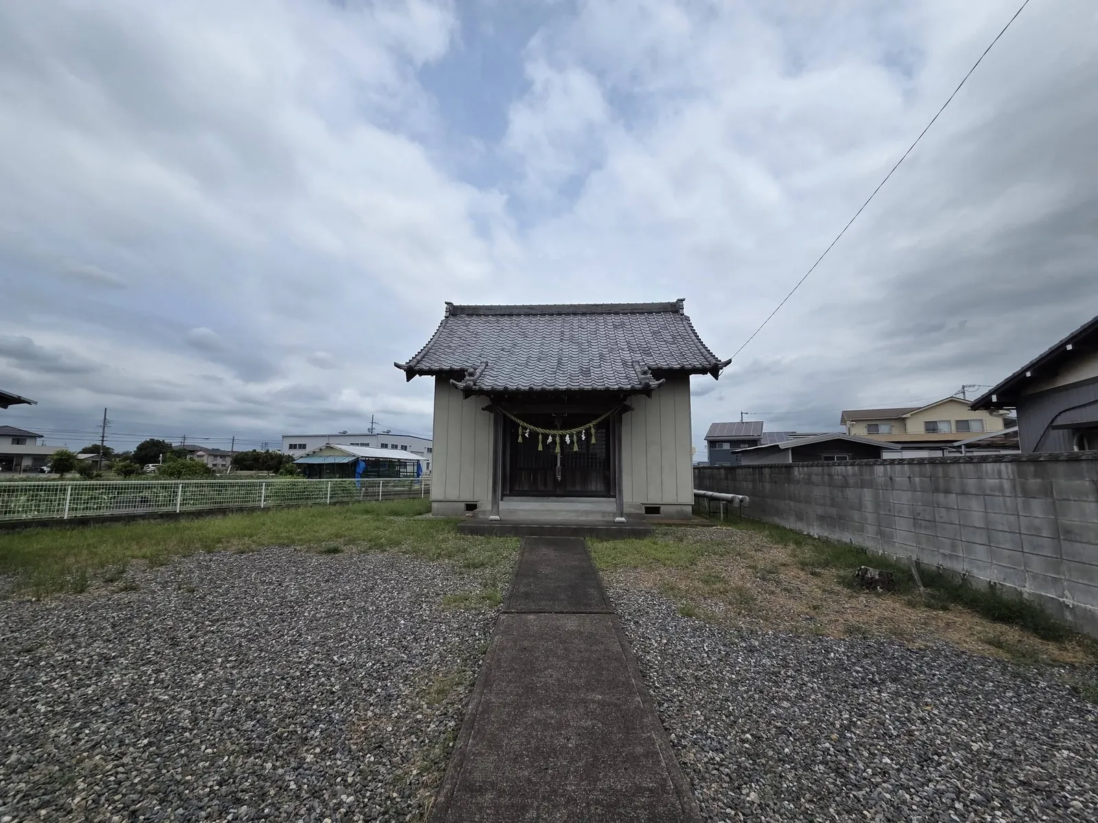 境内正面から見た社殿。
