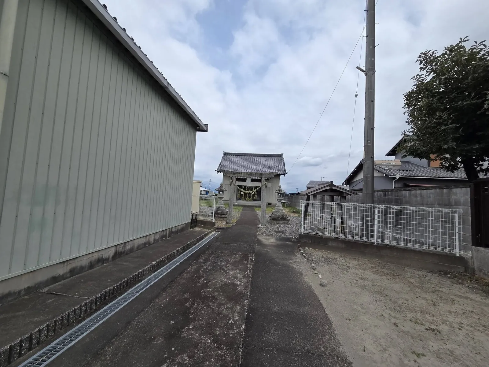 集落側から鳥居と社殿を望む参道。