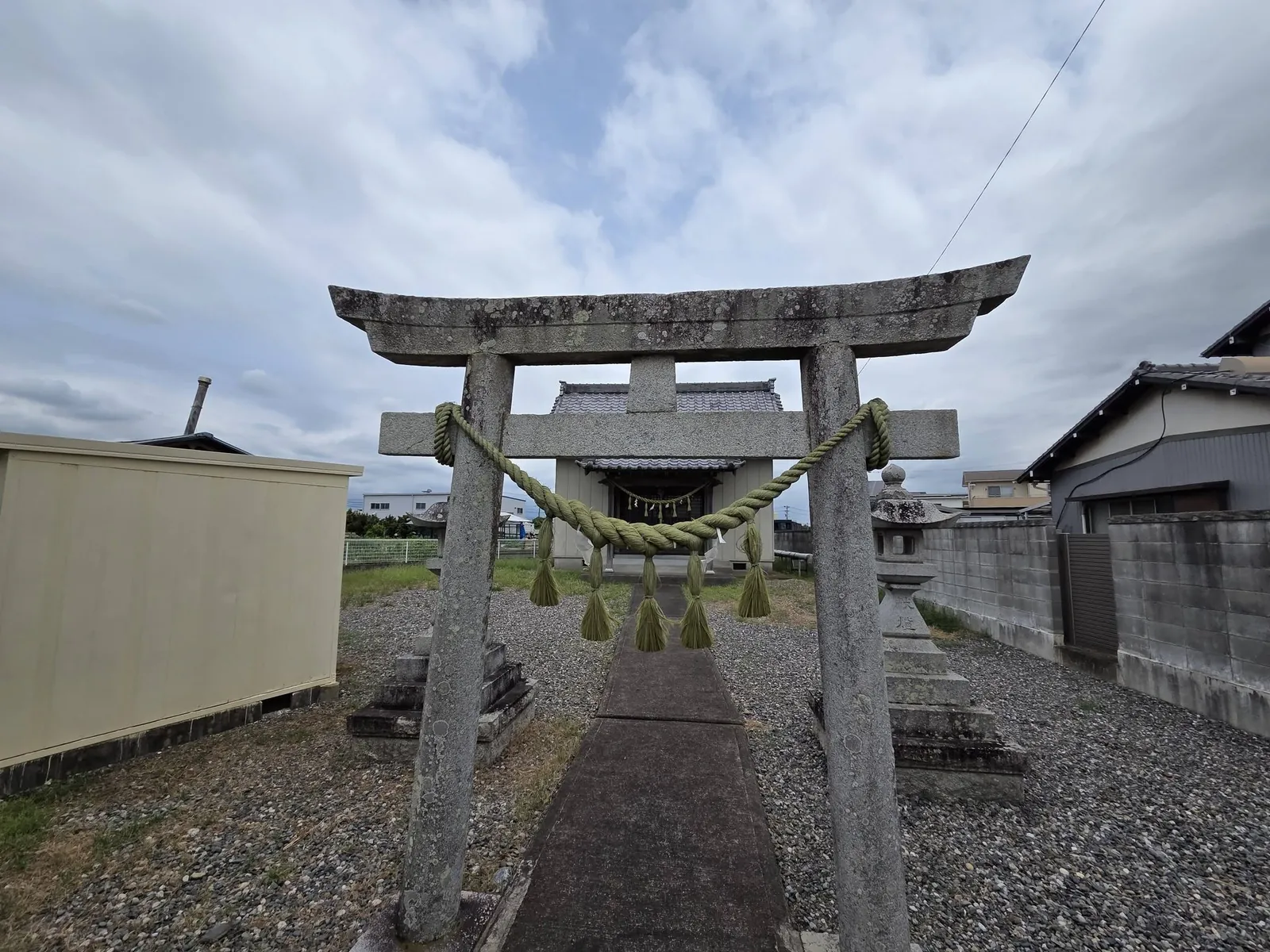 石造鳥居と、その奥に建つ社殿。
