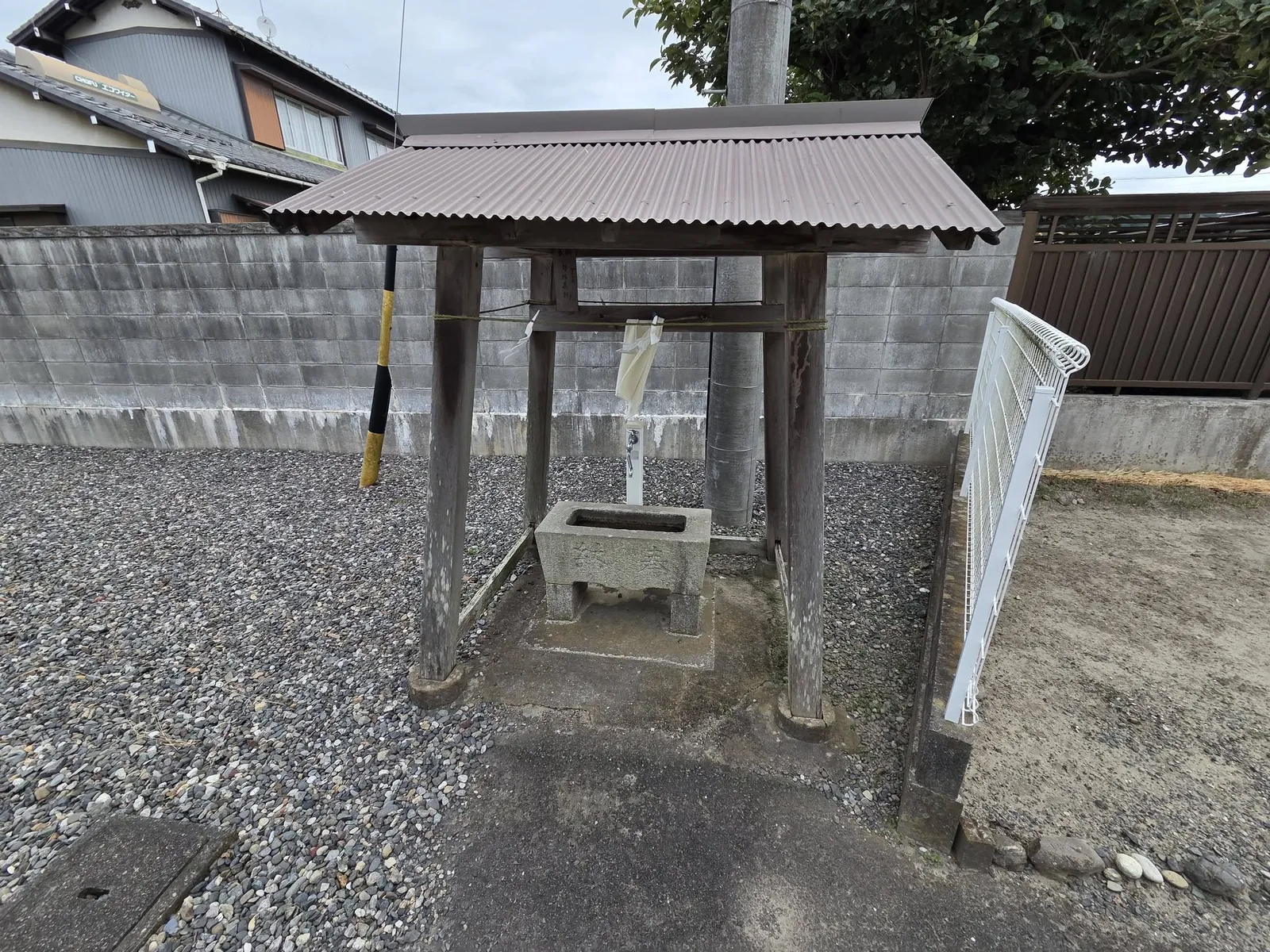 境内の手水鉢。覆屋と竹の柄杓を備える。