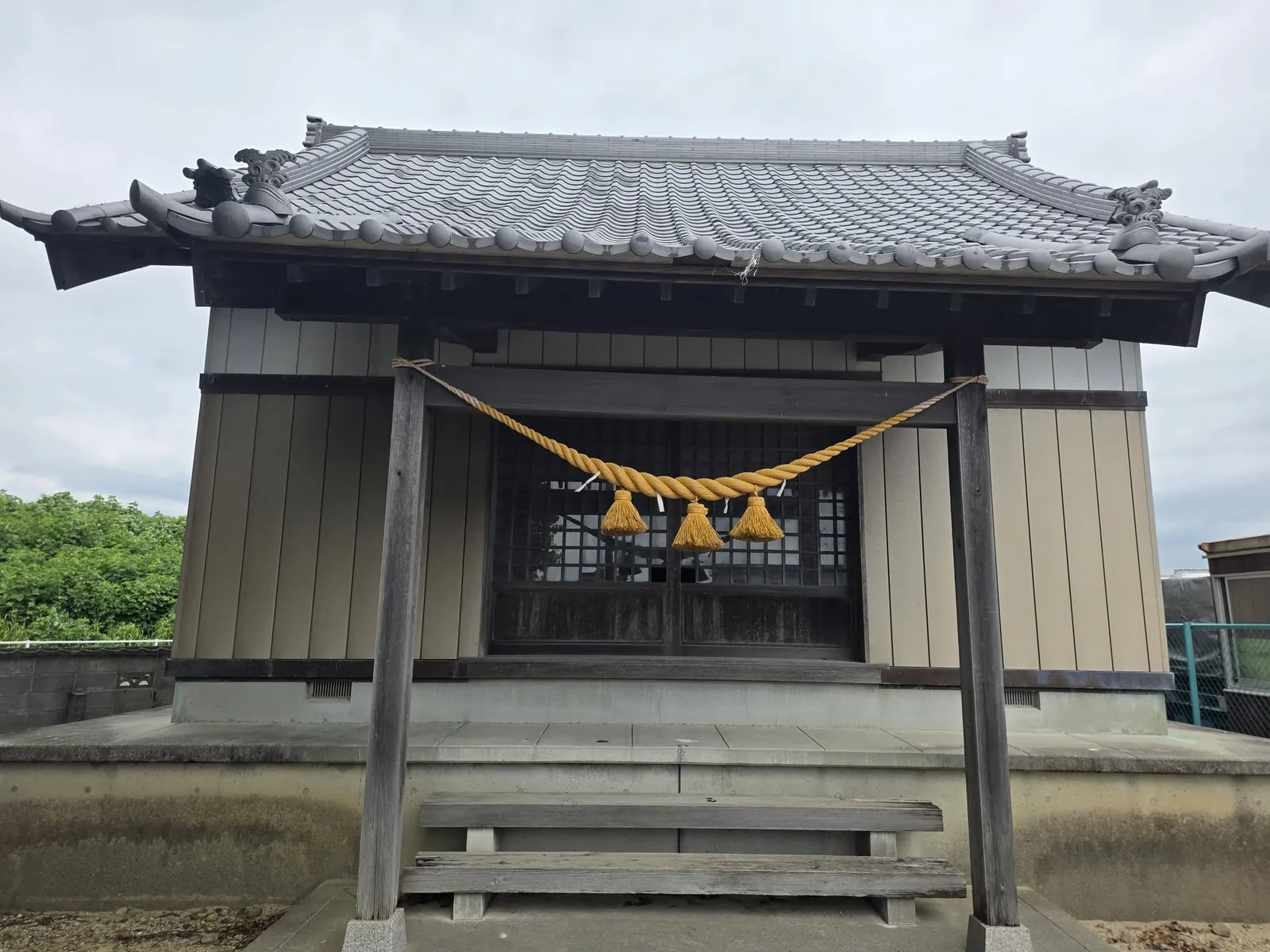水神社の社殿正面。向拝に注連縄を掛ける。