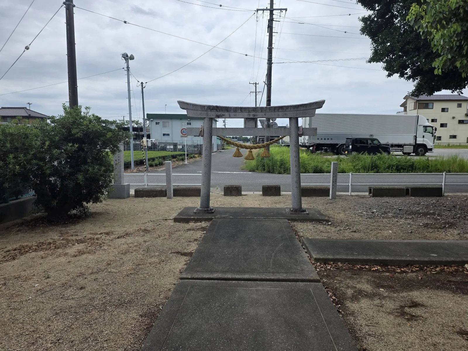 社殿側から見た参道と石造鳥居。
