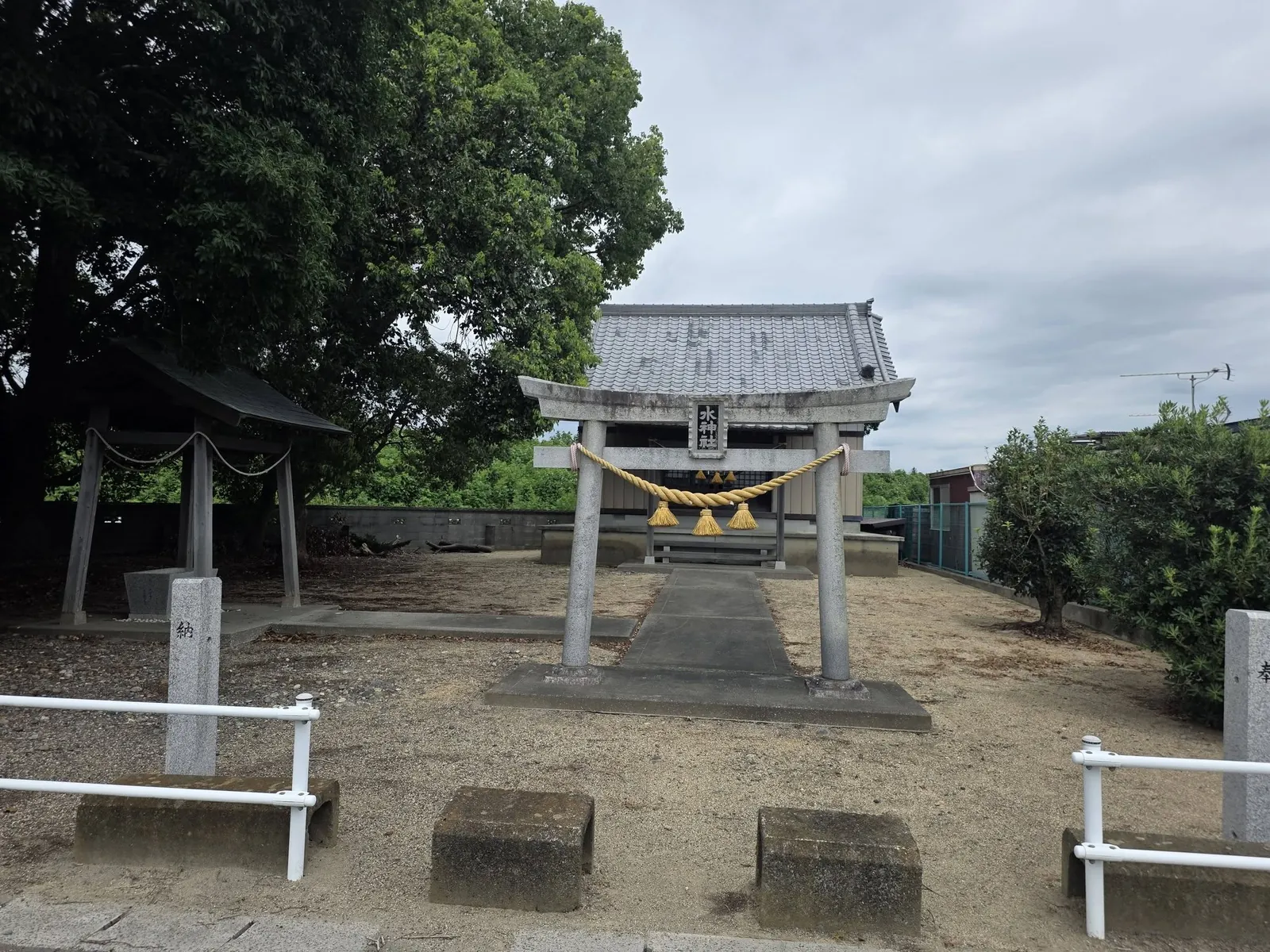 道路側から石造鳥居越しに社殿を望む。