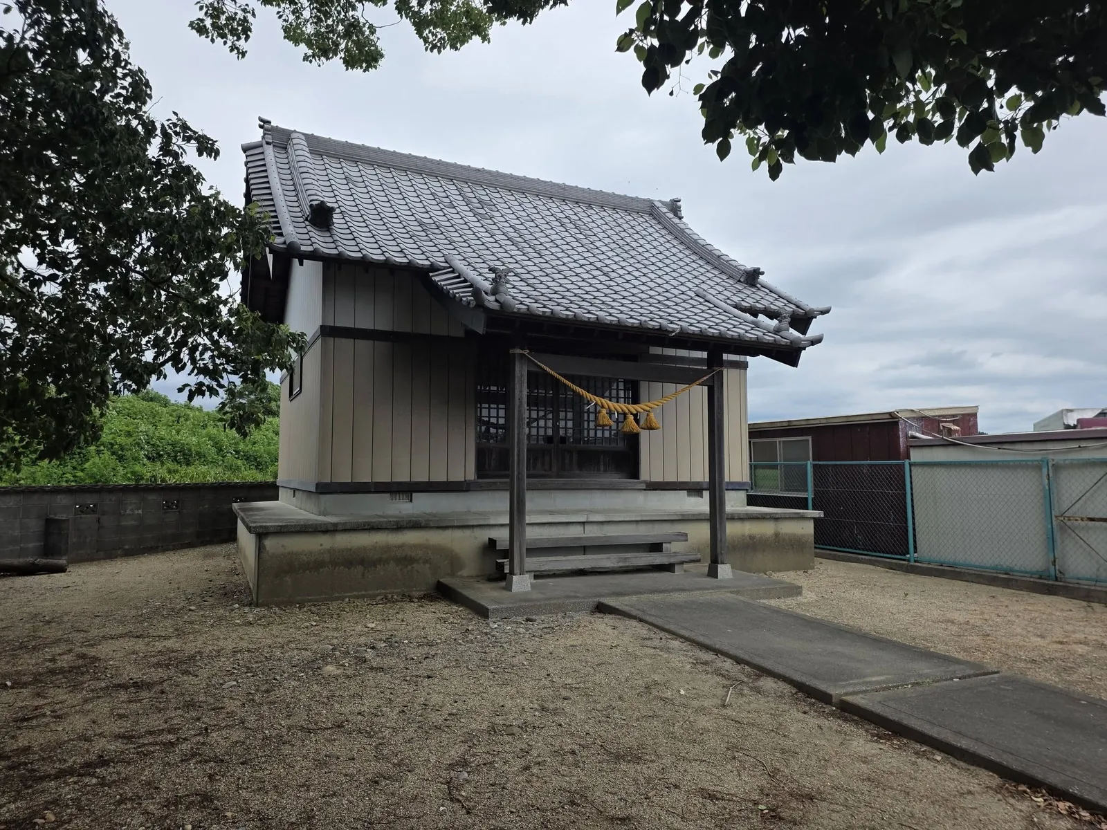 斜めから見た水神社の社殿。
