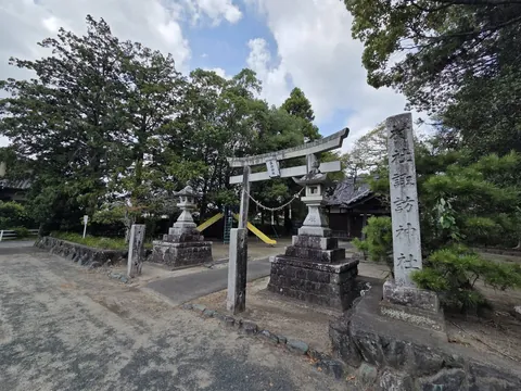 社号標と鳥居が並ぶ境内入口。