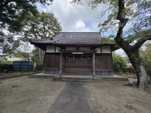 諏訪神社の社殿正面。