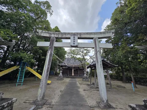 石造鳥居の正面から社殿を望む。