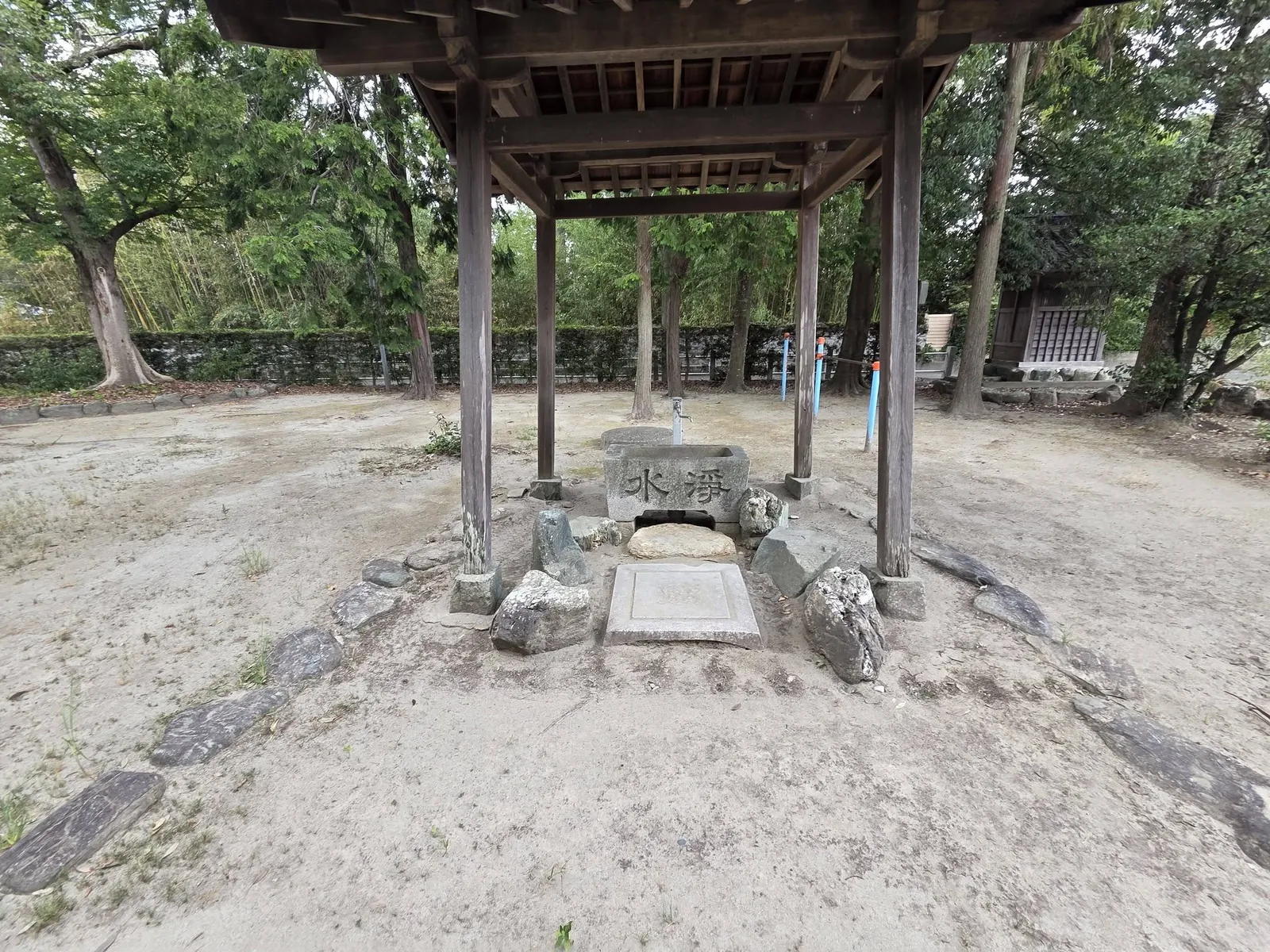 境内の手水舎を内側から見る。