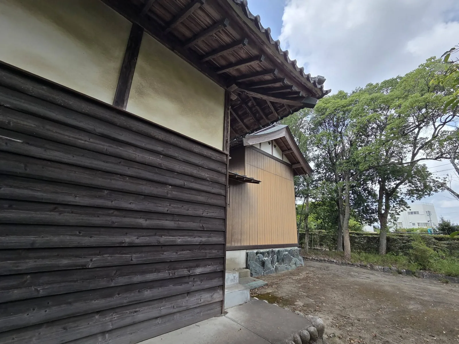 社殿の側面と背後の覆屋。