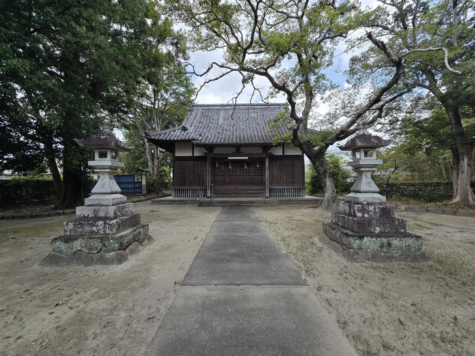 石灯籠の間を通って社殿へ続く参道。