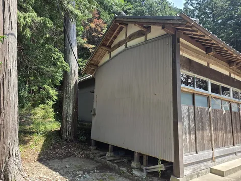 諏訪神社の社殿を側方から見る。