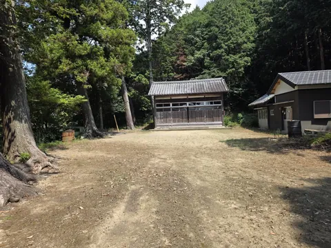 社叢に囲まれた諏訪神社の社殿正面。