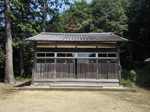 諏訪神社の社殿正面を近くから見る。