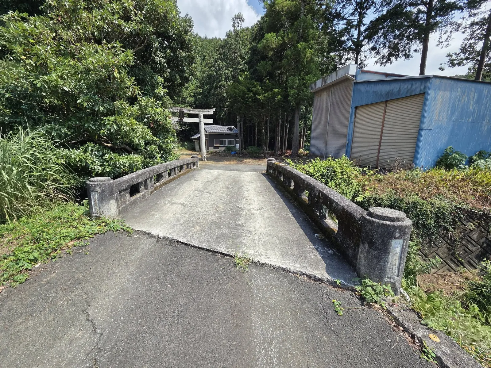 小橋を渡って鳥居へ続く参道。