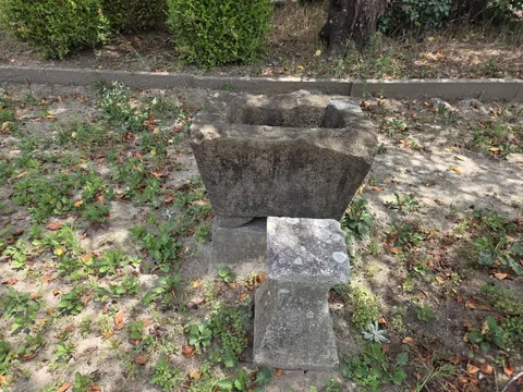 境内の一角に据えられた石造物。