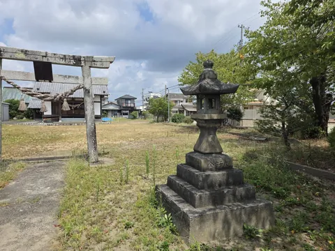 石灯籠と石造鳥居。