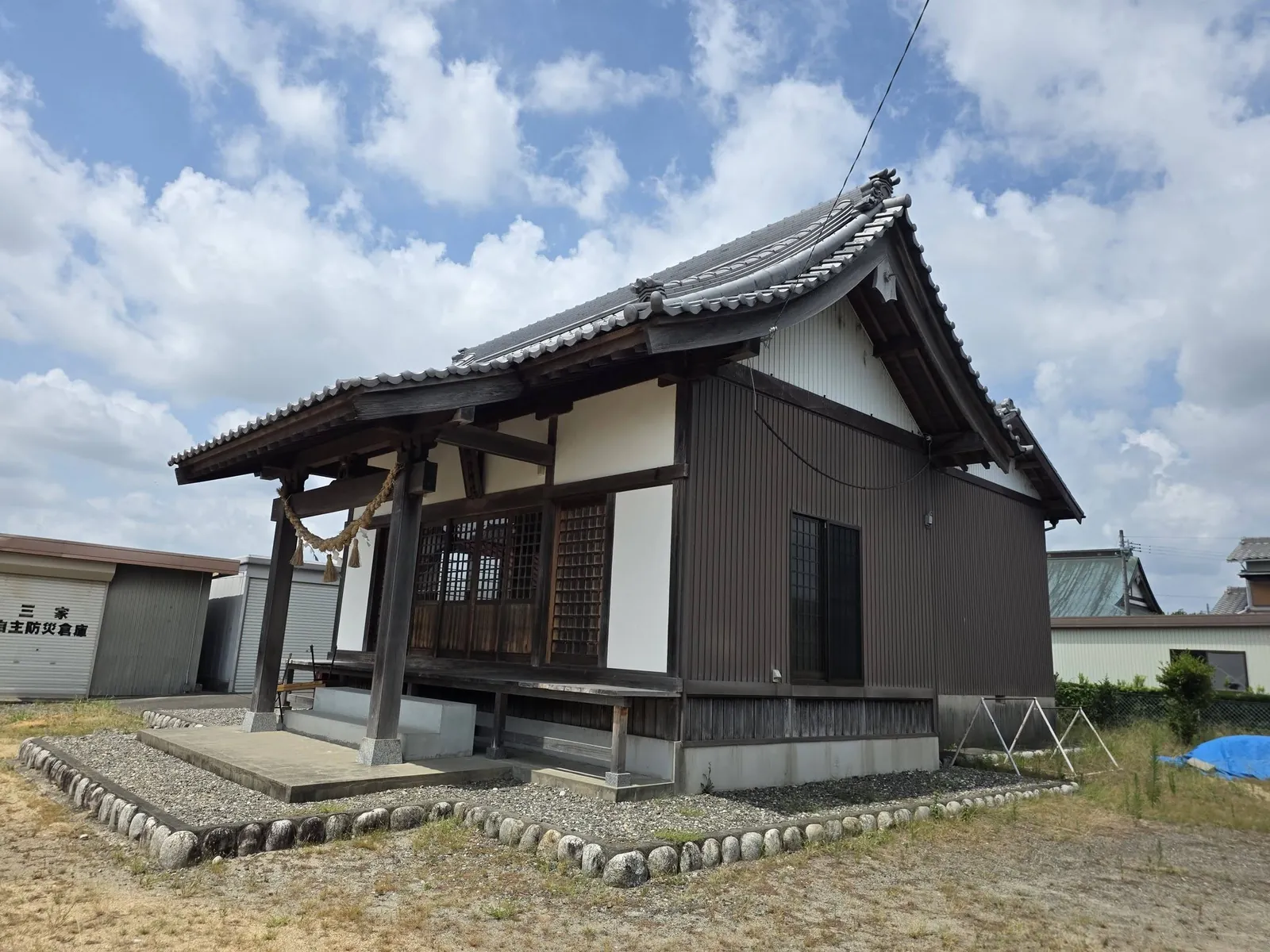 諏訪神社の社殿を側方から見る。