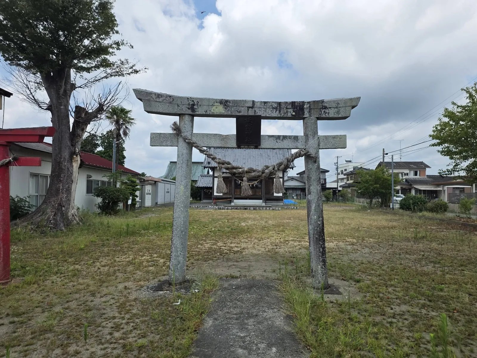 石造鳥居の正面から社殿を望む。