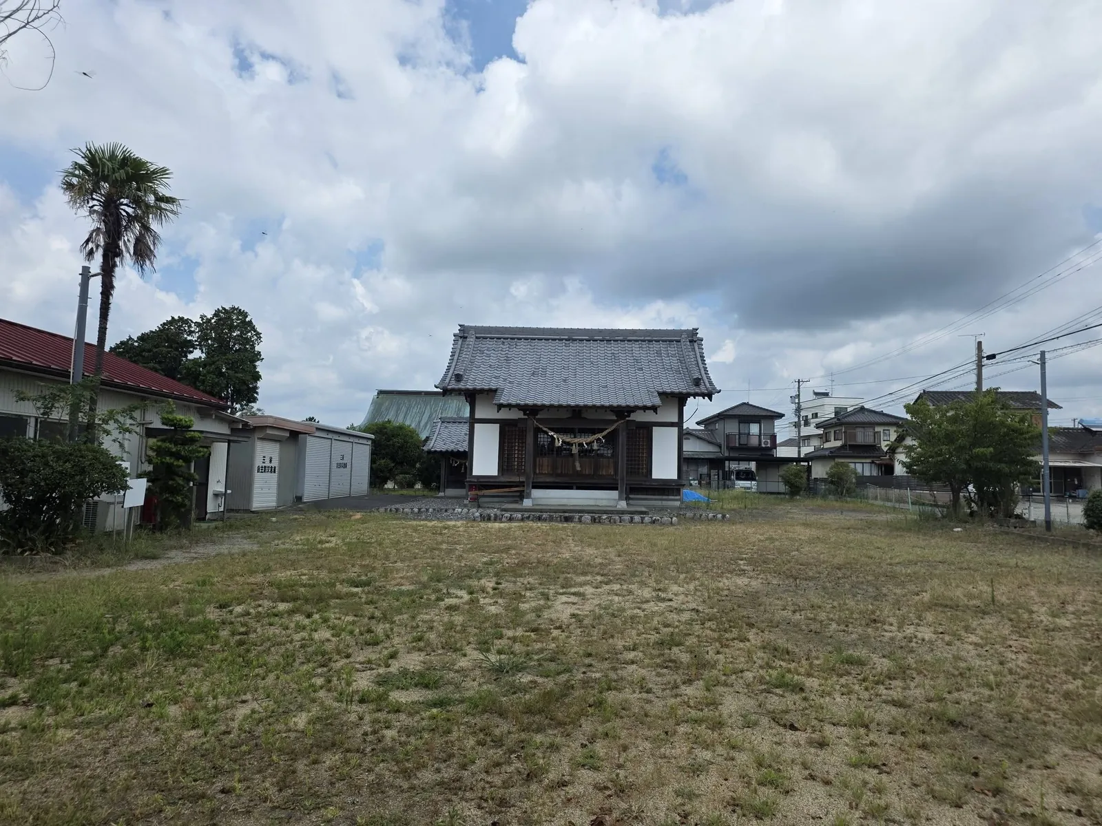 広い境内の奥に建つ諏訪神社の社殿。