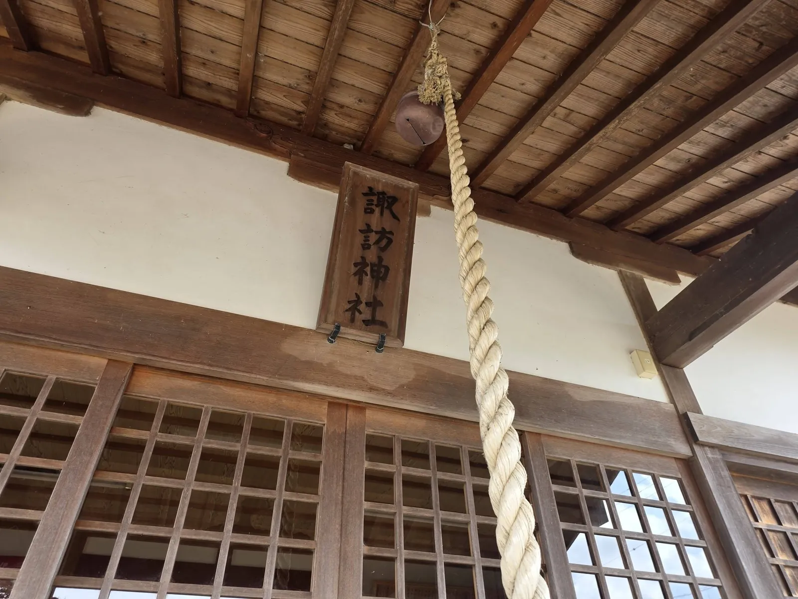 社殿に掲げられた「諏訪神社」の社号額。
