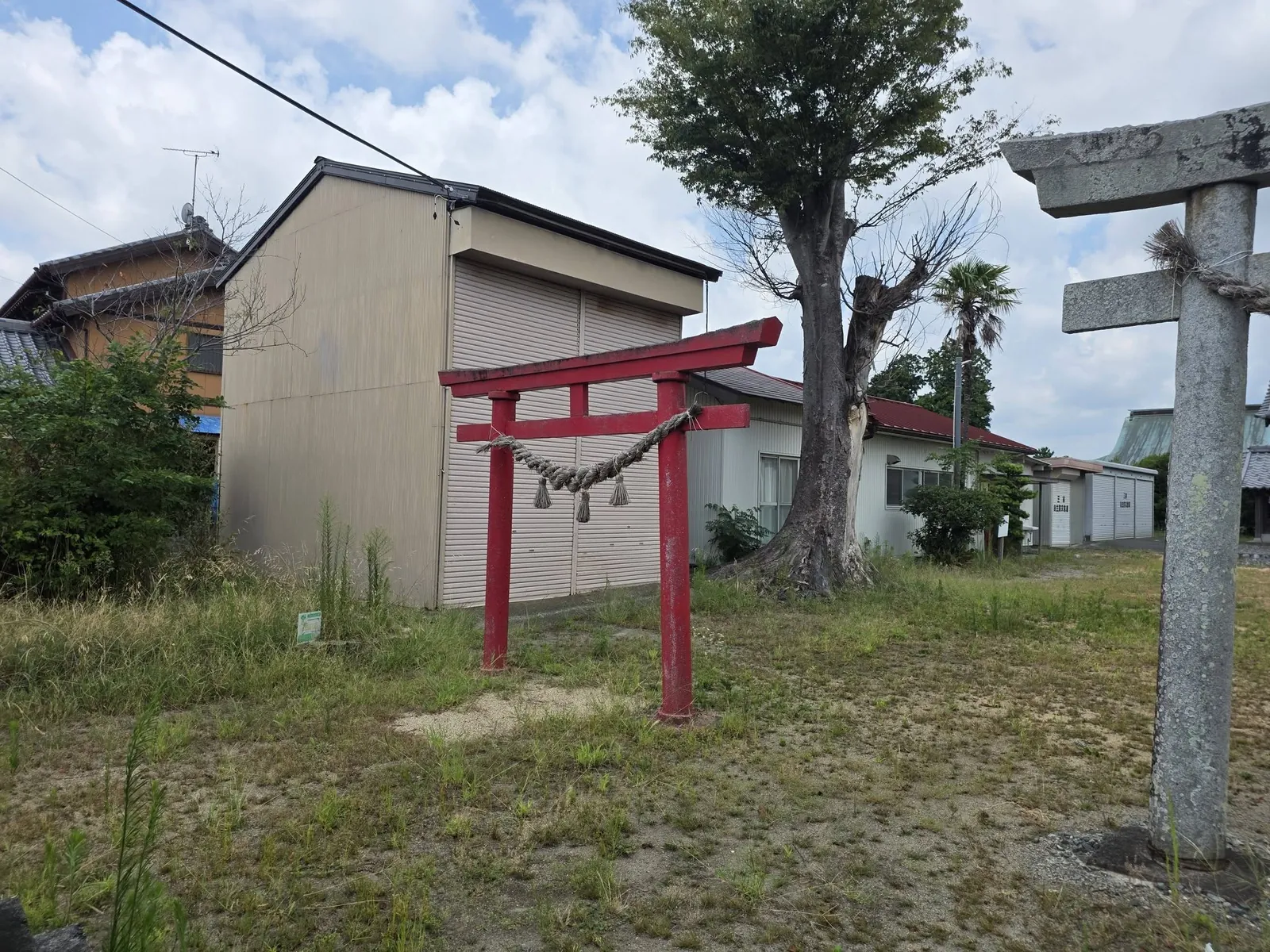 境内に建つ朱塗りの小鳥居。