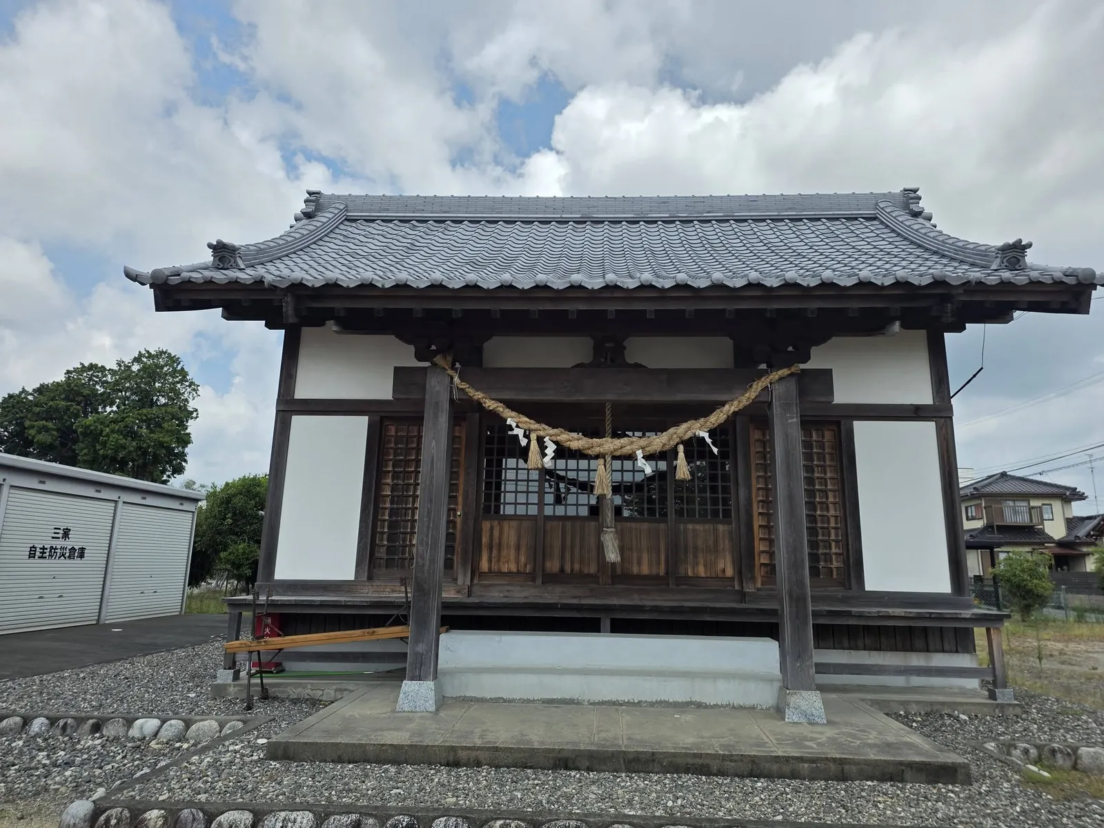注連縄を掛けた諏訪神社の社殿正面。
