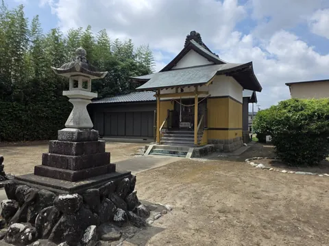 石灯籠を前に建つ諏訪神社の社殿。