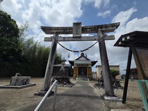 諏訪神社：注連縄を掛けた石造鳥居の先に社殿を望む。