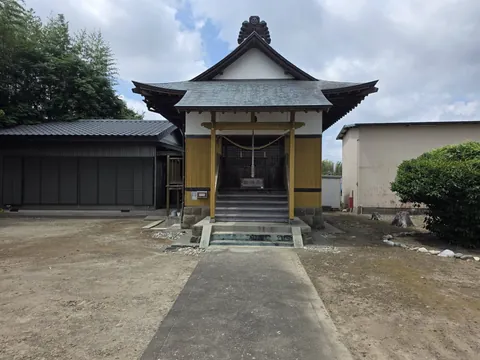 黄色と白の外壁をもつ社殿正面。