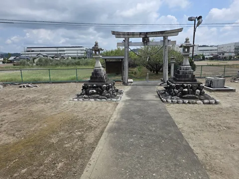 社殿側から鳥居と参道を望む。