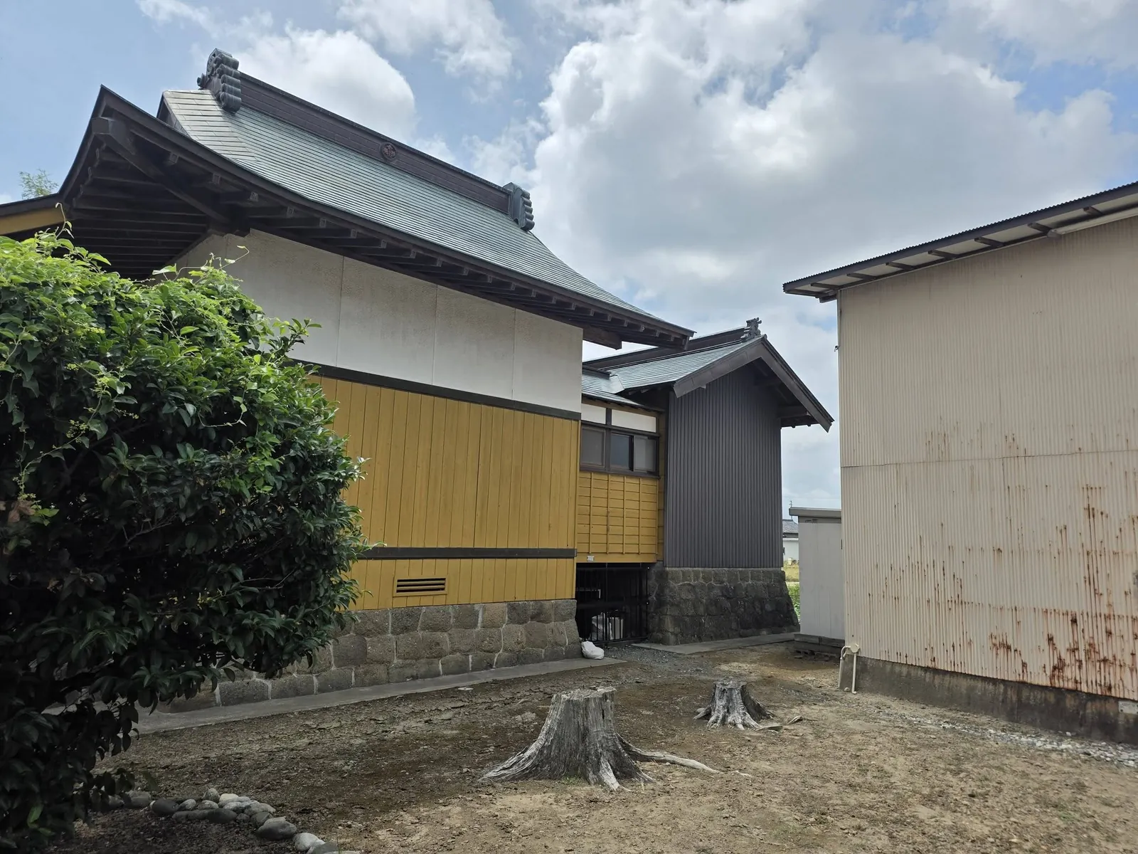 諏訪神社の社殿を側方から見る。
