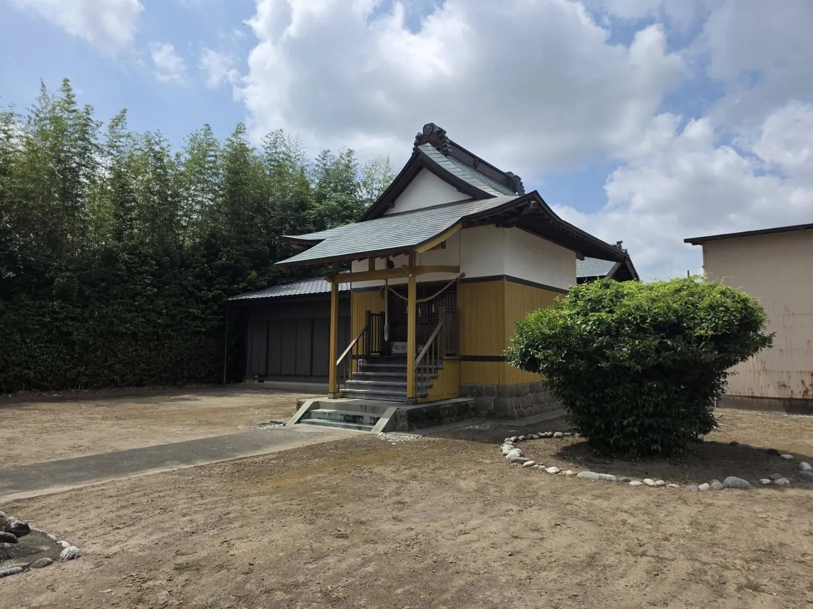 境内から諏訪神社の社殿を斜めに望む。