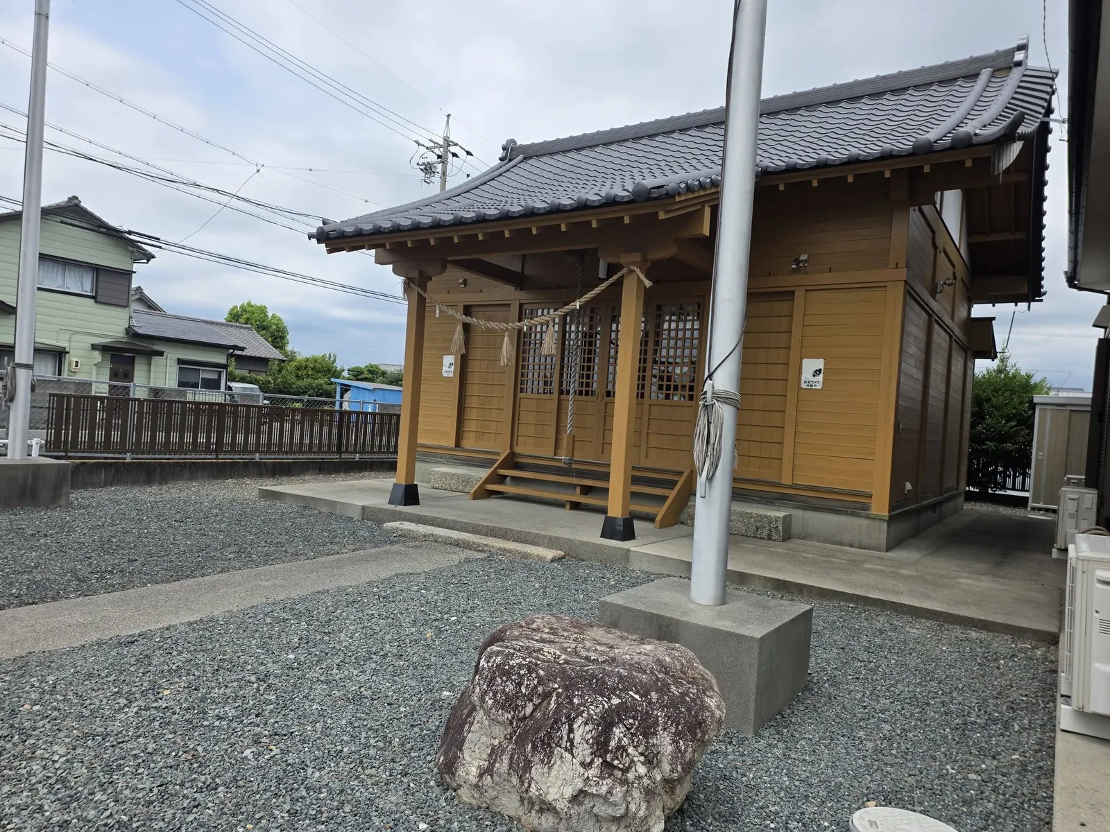 斜めから見た諏訪神社の社殿。