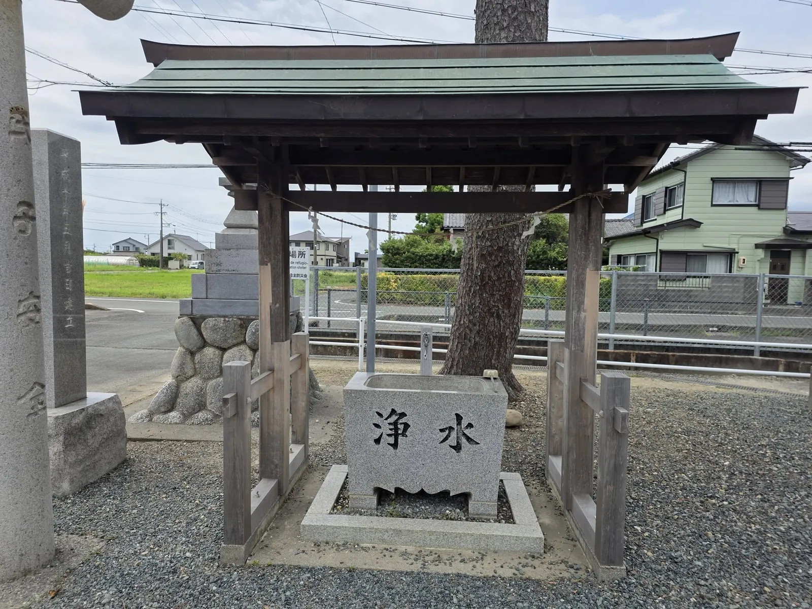 境内の手水舎と「浄水」と刻まれた手水鉢。
