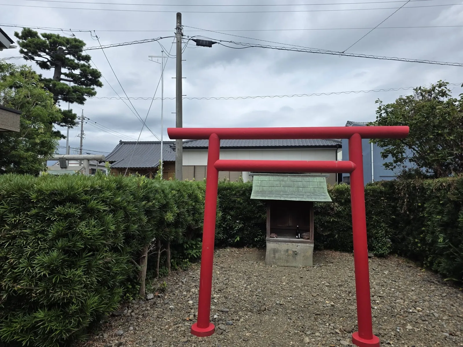 赤い鳥居を備えた境内社。
