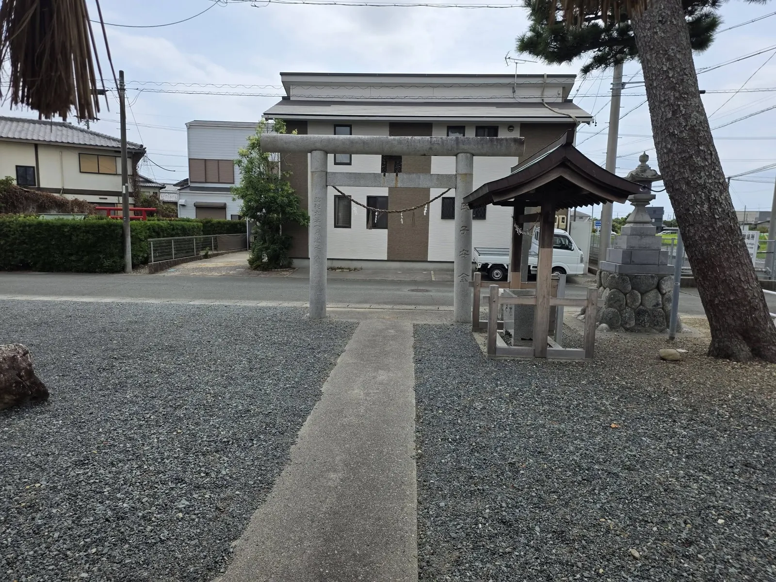 社殿側から見た参道と石造鳥居。