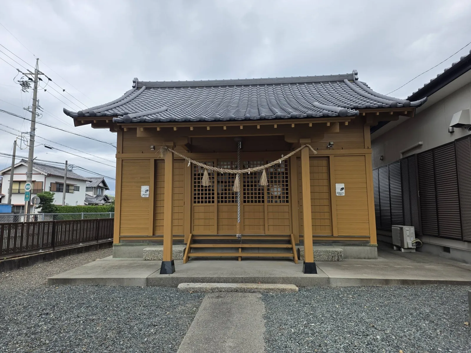 諏訪神社の社殿正面。