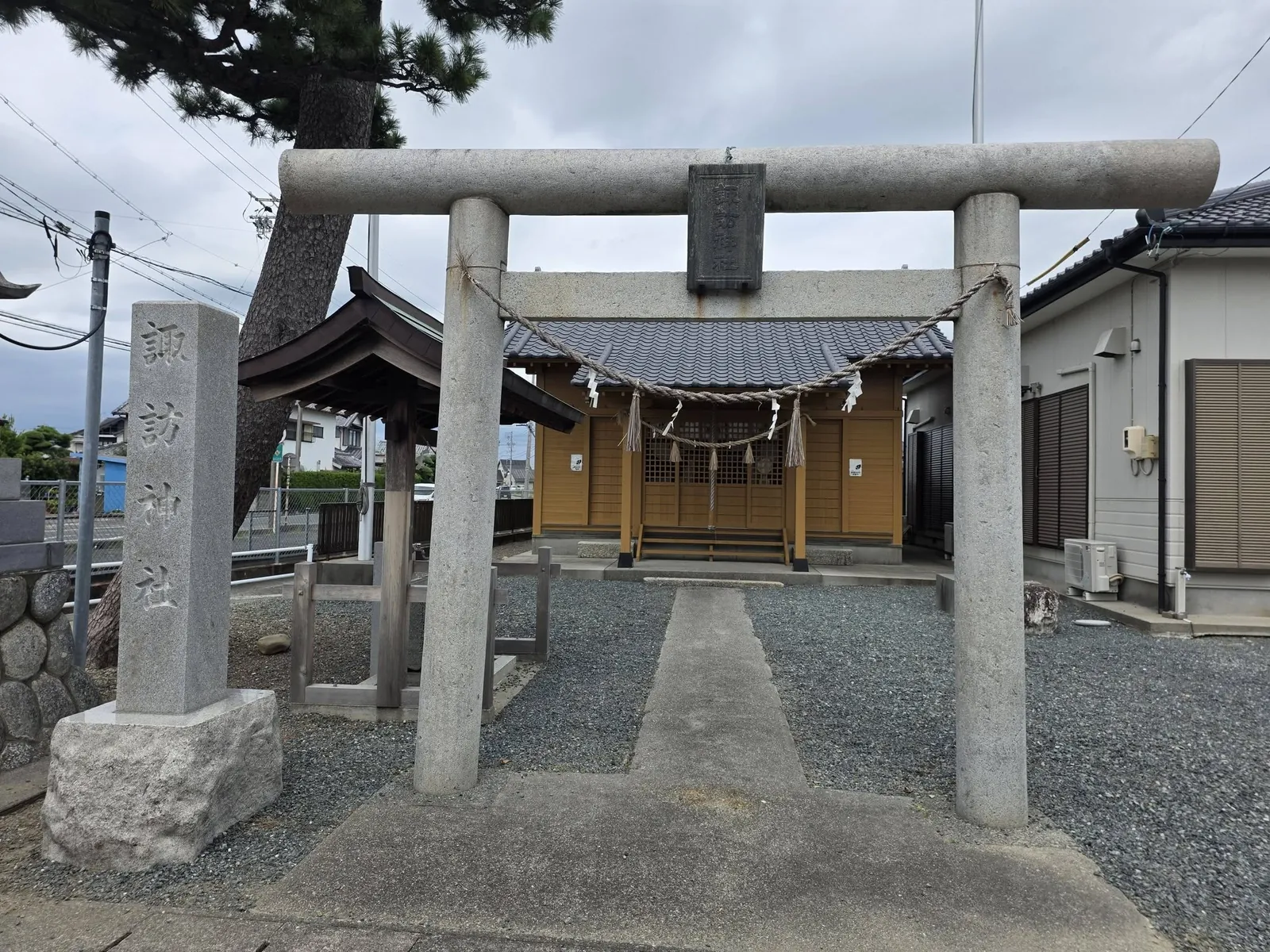 石造鳥居の正面から社殿を望む。