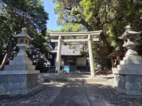 諏訪神社：鳥居と社殿。