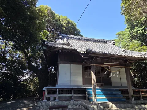 社殿側面と瓦屋根。