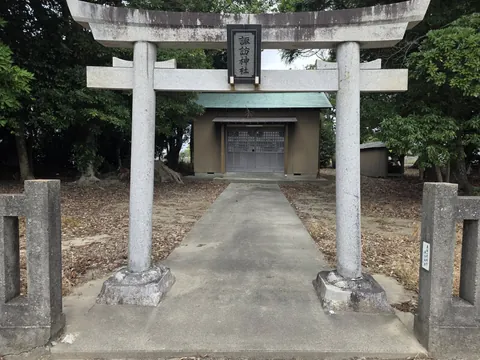 石造鳥居の正面から諏訪神社の社殿を望む。