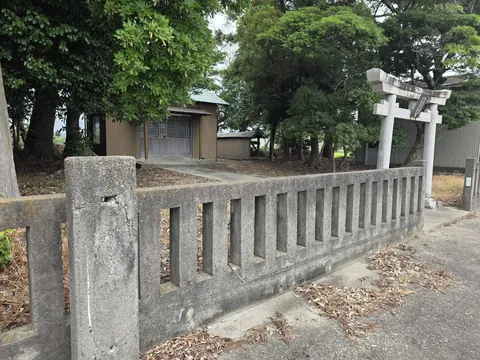 道路側から見た玉垣、石造鳥居と境内。